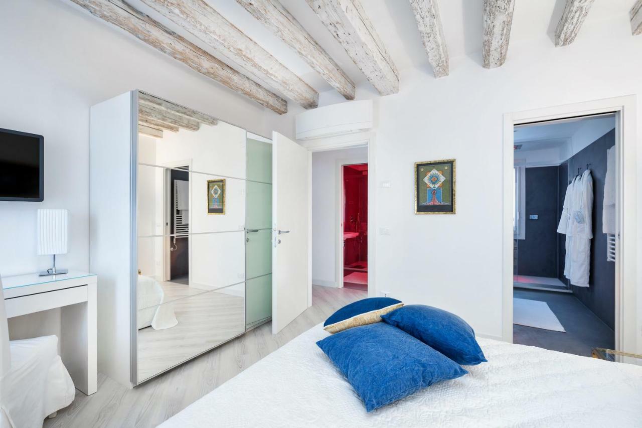 Apartament Heaven Biennale, The Elegant